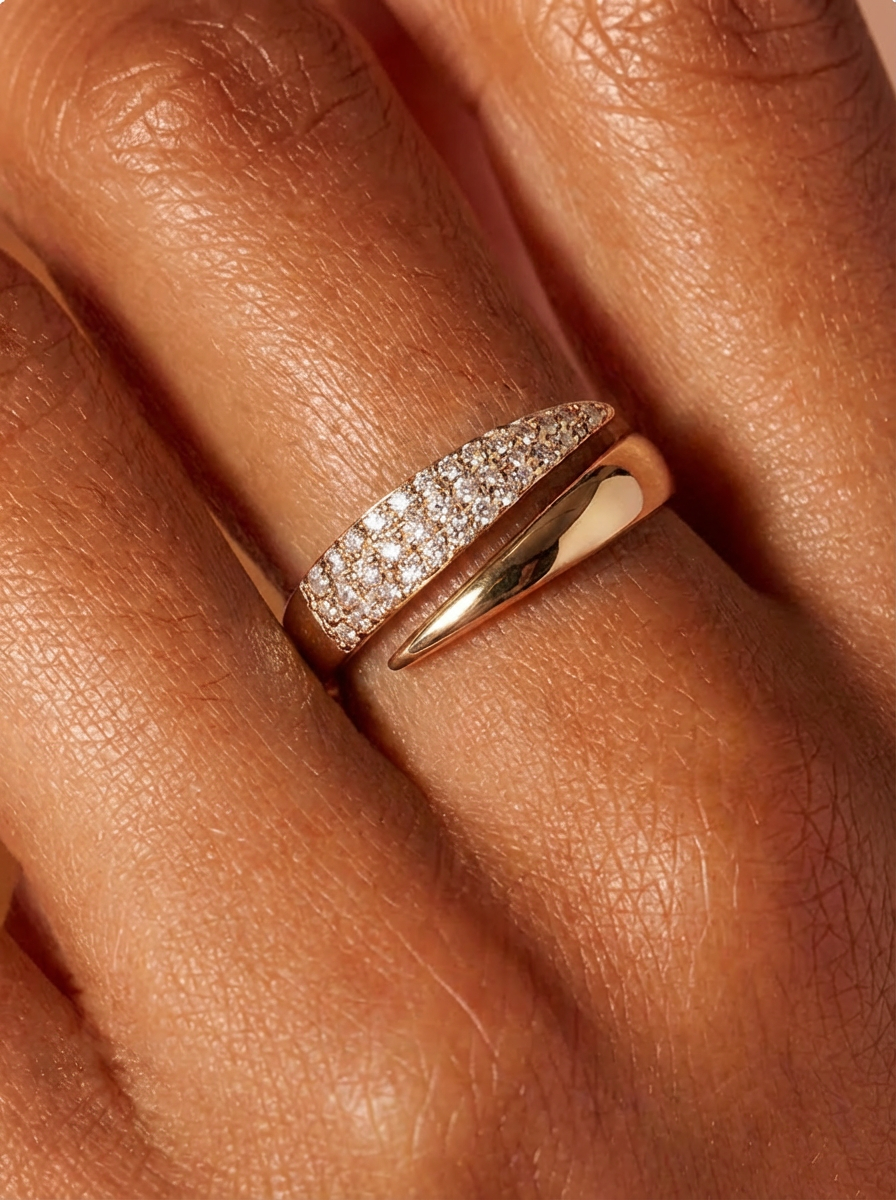 Elegante gouden ring met sprankelende stenen