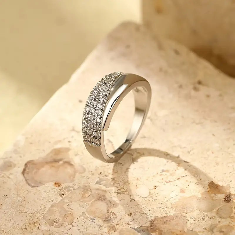 Elegante gouden ring met sprankelende stenen