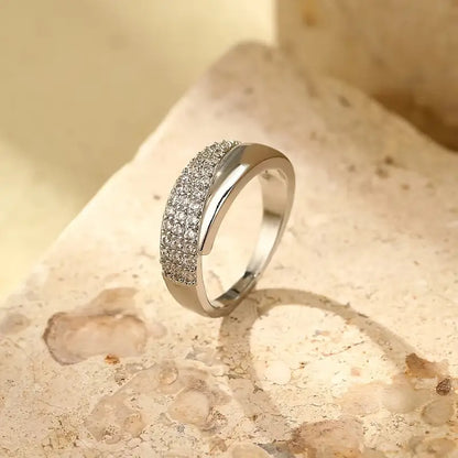 Elegante gouden ring met sprankelende stenen
