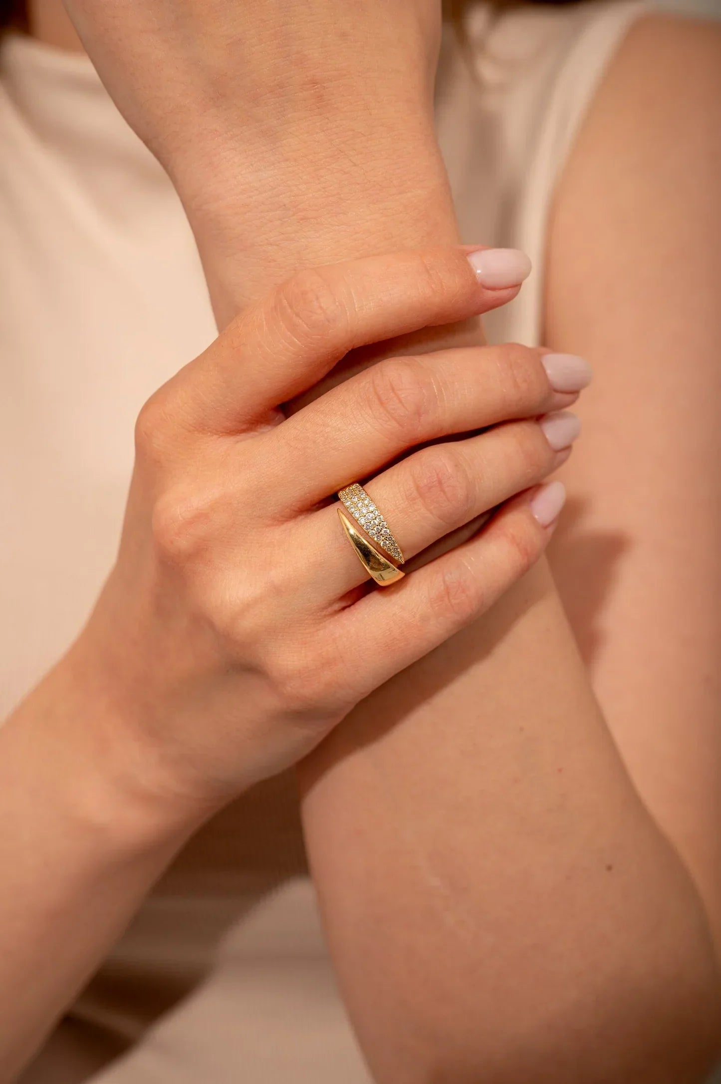 Elegante gouden ring met sprankelende stenen