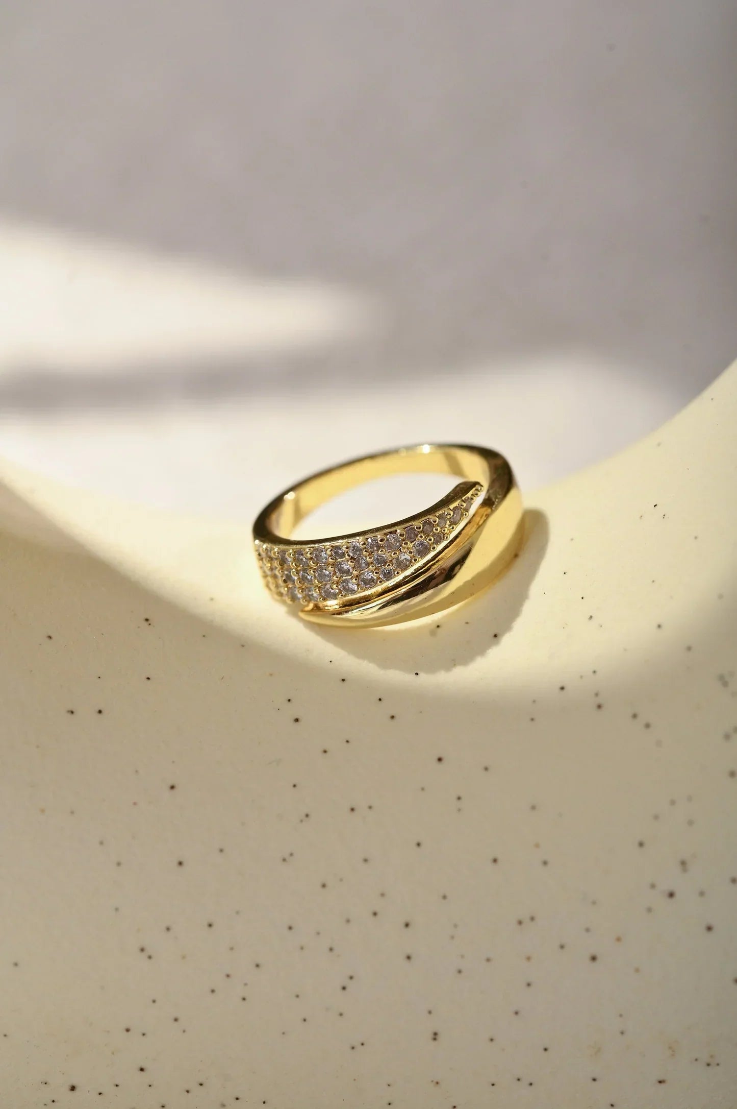 Elegante gouden ring met sprankelende stenen