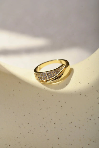 Elegante gouden ring met sprankelende stenen