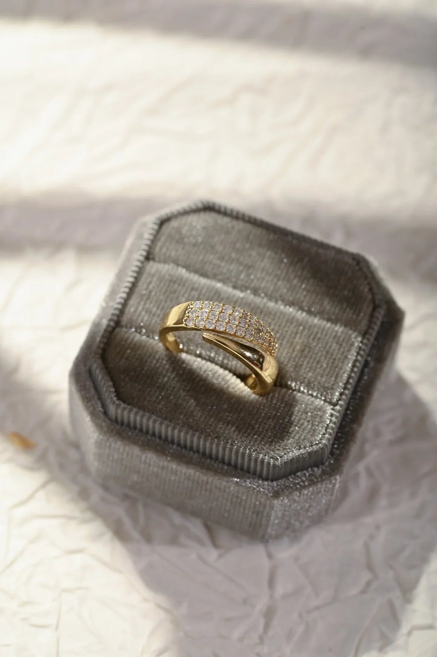 Elegante gouden ring met sprankelende stenen