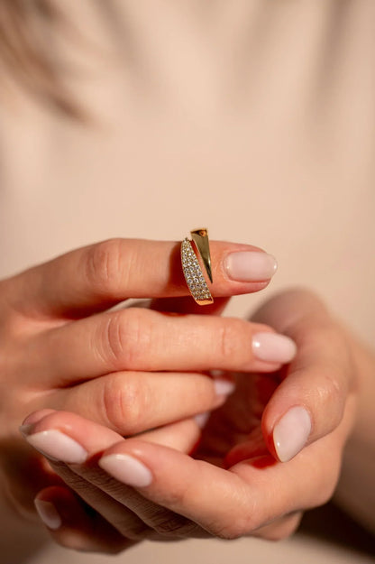 Elegante gouden ring met sprankelende stenen