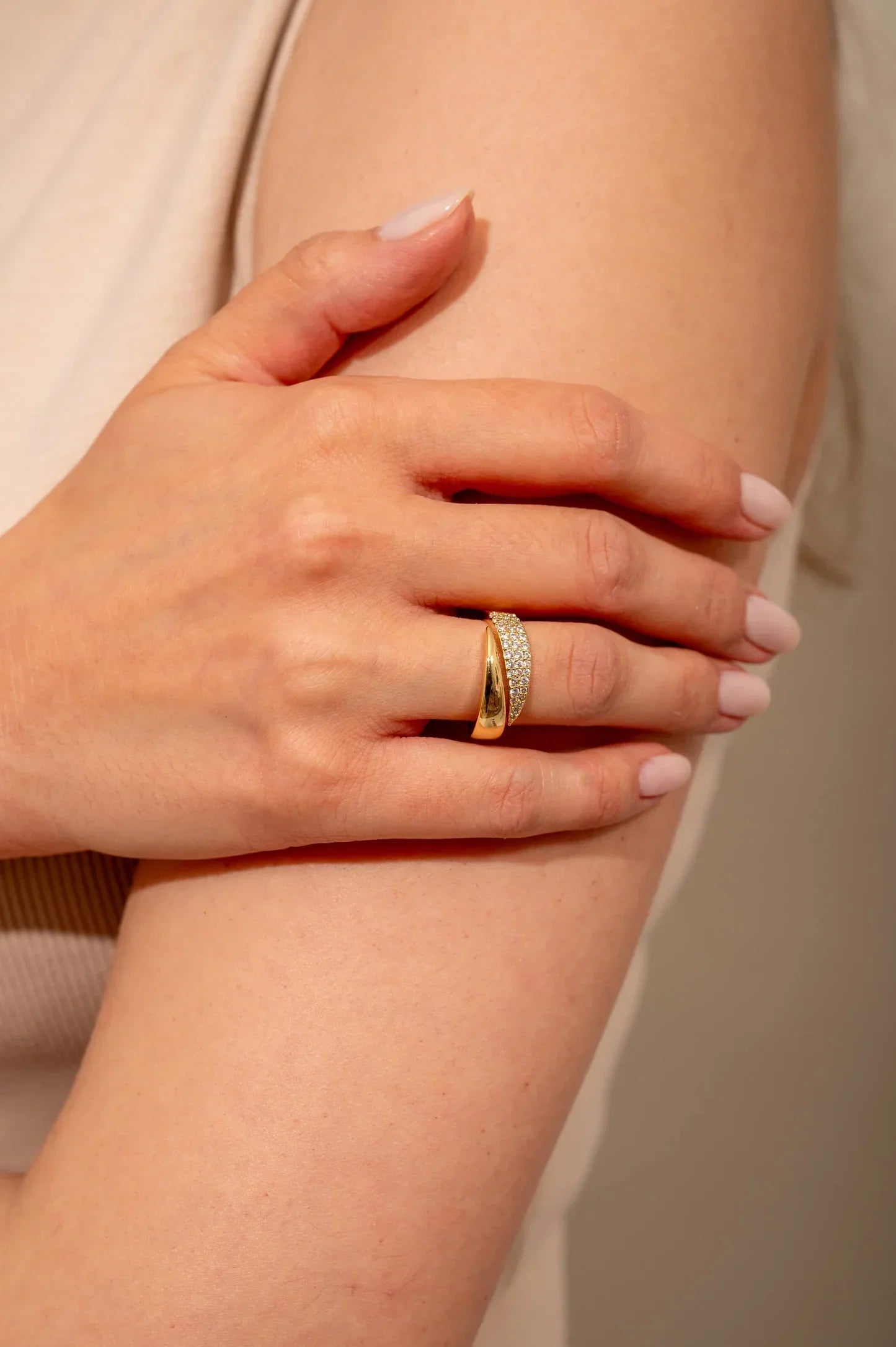 Elegante gouden ring met sprankelende stenen